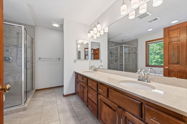 3034 Edgewater Drive, Woodbury, MN 55125