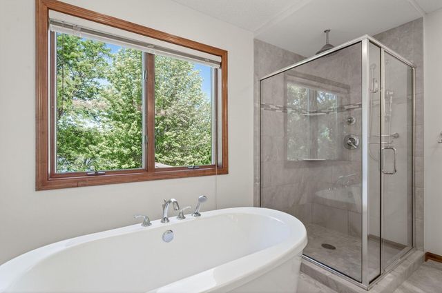 3034 Edgewater Drive, Woodbury, MN 55125