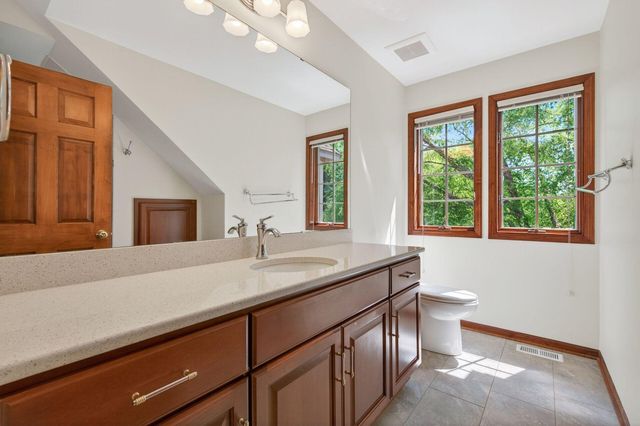 3034 Edgewater Drive, Woodbury, MN 55125