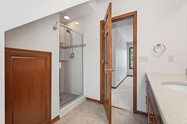 3034 Edgewater Drive, Woodbury, MN 55125