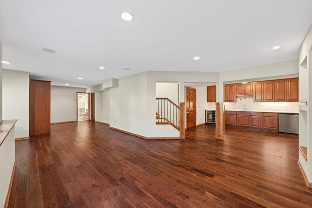 3034 Edgewater Drive, Woodbury, MN 55125