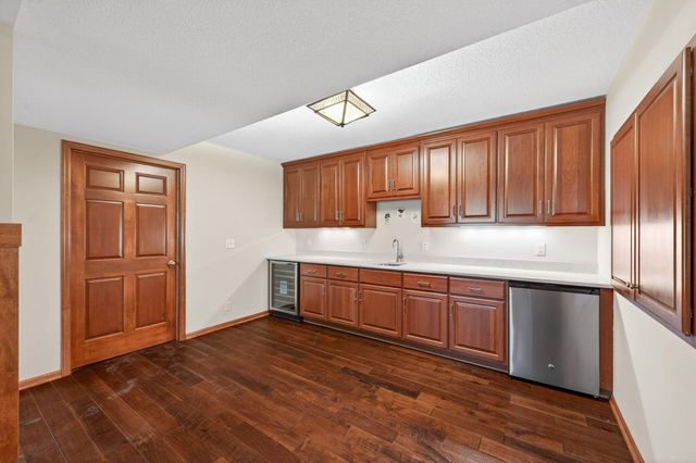 3034 Edgewater Drive, Woodbury, MN 55125