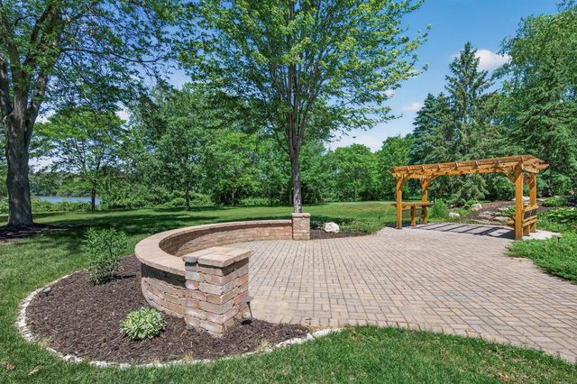 3034 Edgewater Drive, Woodbury, MN 55125