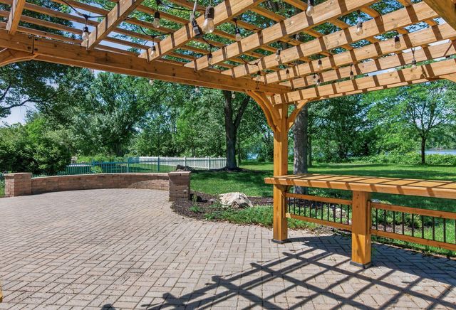 3034 Edgewater Drive, Woodbury, MN 55125