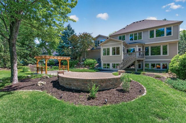 3034 Edgewater Drive, Woodbury, MN 55125