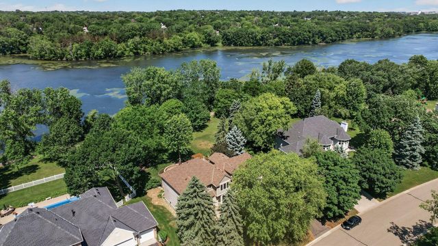 3034 Edgewater Drive, Woodbury, MN 55125