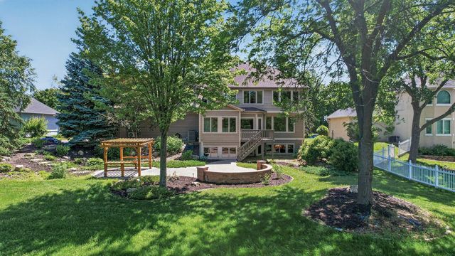 3034 Edgewater Drive, Woodbury, MN 55125