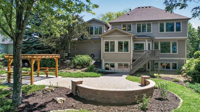 3034 Edgewater Drive, Woodbury, MN 55125