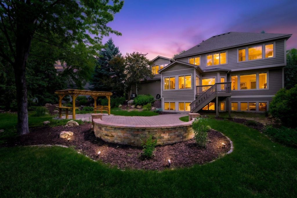 3034 Edgewater Drive, Woodbury, MN 55125