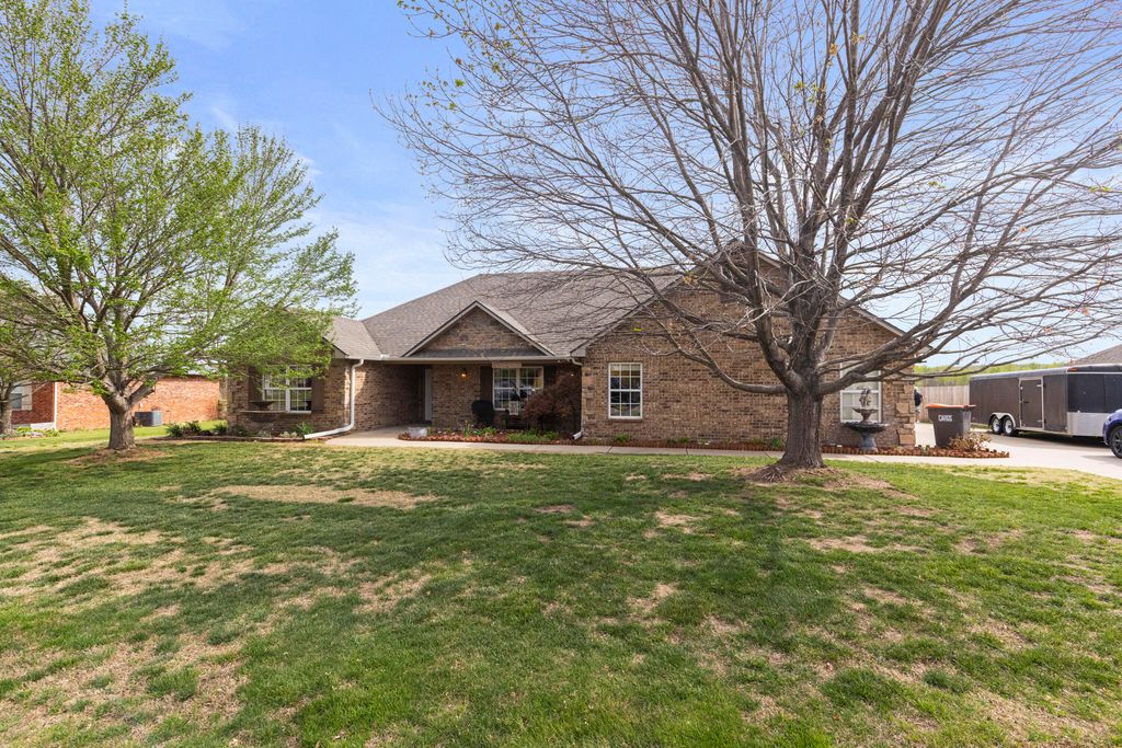 1800 Estates Drive, Grove, OK 74344