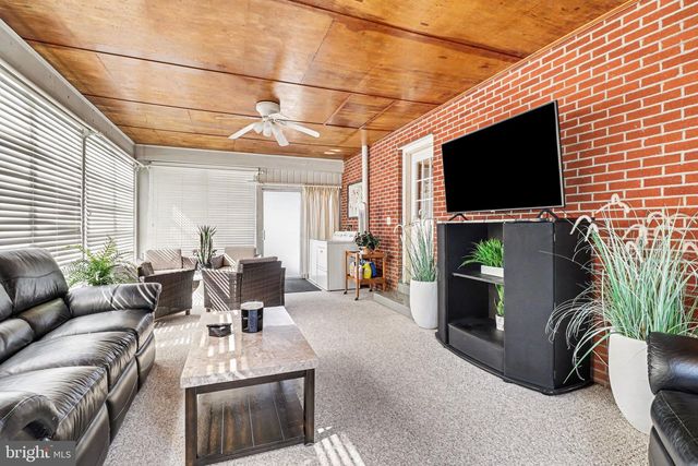913 STEHMAN RD, Millersville, PA 17551