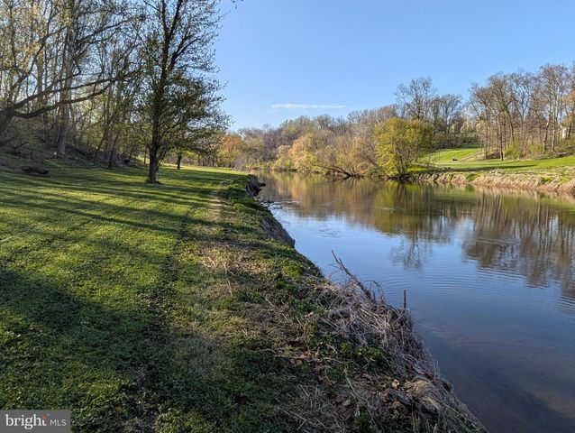 913 STEHMAN RD, Millersville, PA 17551