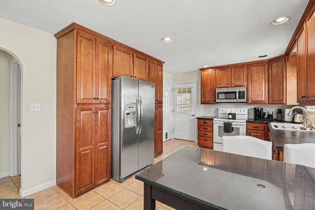 913 STEHMAN RD, Millersville, PA 17551