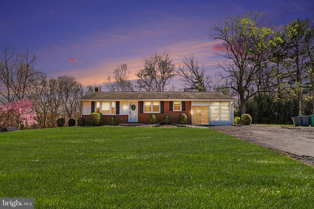 913 STEHMAN RD, Millersville, PA 17551