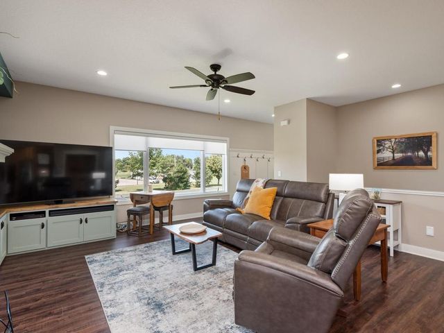 1290 Parkview Court, Shakopee, MN 55379