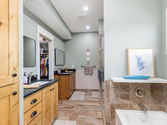 1290 Parkview Court, Shakopee, MN 55379