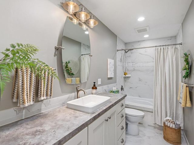 1290 Parkview Court, Shakopee, MN 55379