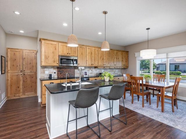 1290 Parkview Court, Shakopee, MN 55379