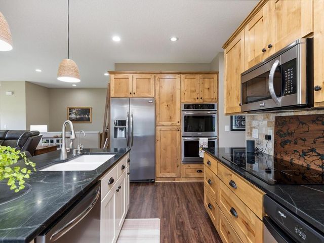 1290 Parkview Court, Shakopee, MN 55379