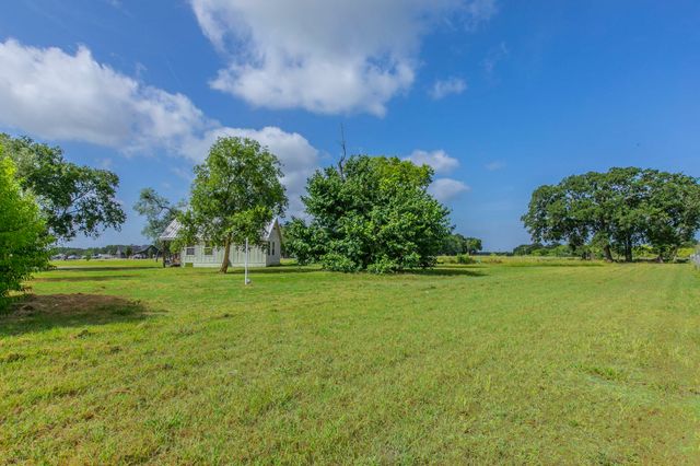 325 Grassy Way, Elm Mott, TX 76640