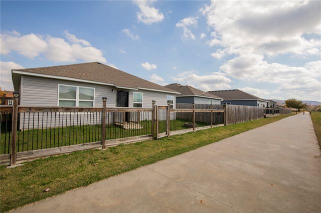 4878 W Hoover Loop, Fayetteville, AR 72704