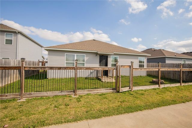 4878 W Hoover Loop, Fayetteville, AR 72704