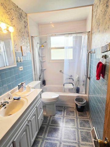 8811 W 92nd Street, Hickory Hills, IL 60457