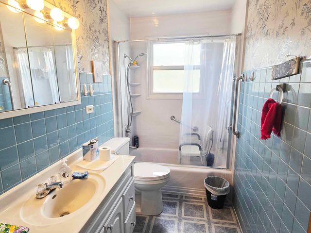 8811 W 92nd Street, Hickory Hills, IL 60457