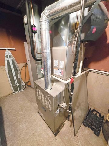 8811 W 92nd Street, Hickory Hills, IL 60457