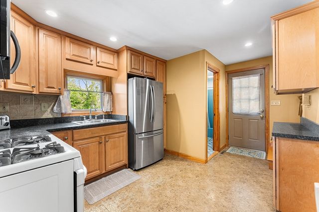 28 Hillcrest Rd, Braintree, MA 02184