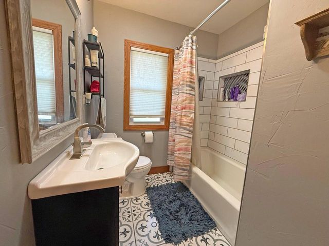 602 E College AVENUE, Waukesha, WI 53186