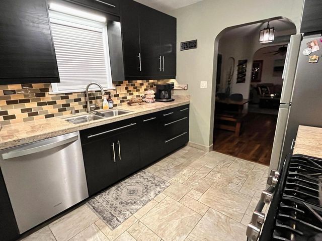 602 E College AVENUE, Waukesha, WI 53186