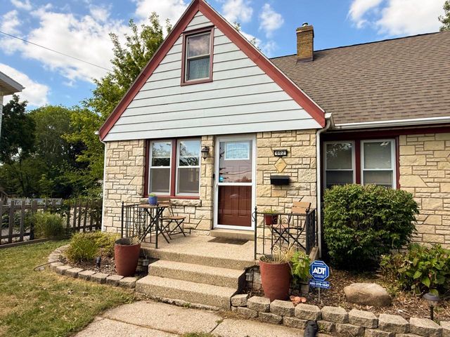 602 E College AVENUE, Waukesha, WI 53186