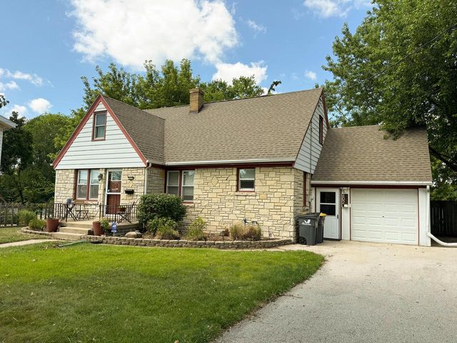 602 E College AVENUE, Waukesha, WI 53186