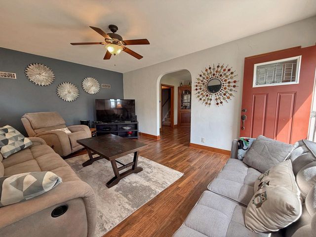 602 E College AVENUE, Waukesha, WI 53186