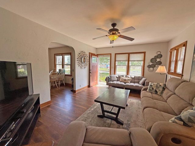 602 E College AVENUE, Waukesha, WI 53186