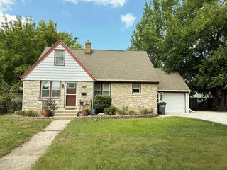 602 E College AVENUE, Waukesha, WI 53186