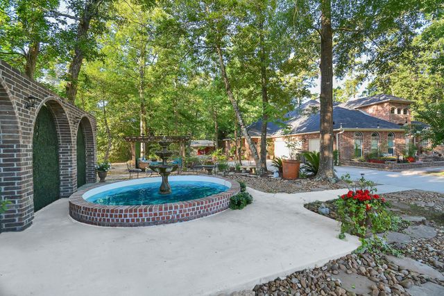 11943 White Oak Pass, Conroe, TX 77385