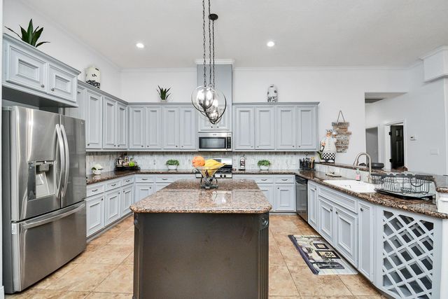 11943 White Oak Pass, Conroe, TX 77385