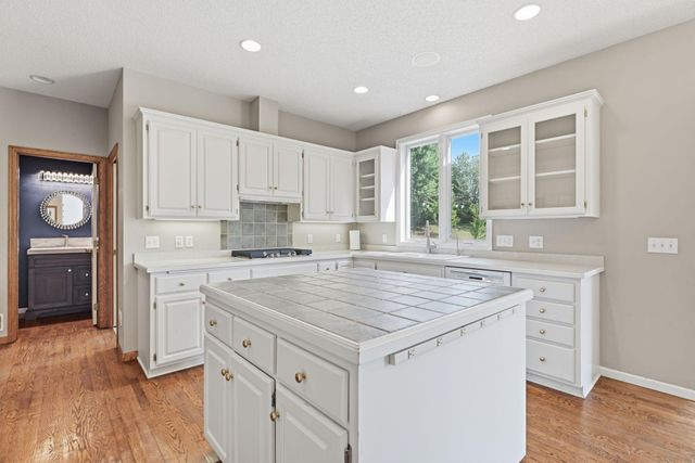 2715 Edgewater Bay, Woodbury, MN 55125