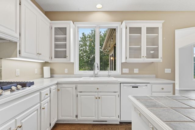2715 Edgewater Bay, Woodbury, MN 55125
