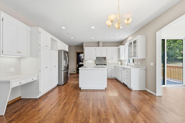 2715 Edgewater Bay, Woodbury, MN 55125