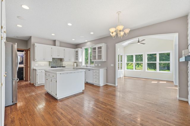 2715 Edgewater Bay, Woodbury, MN 55125