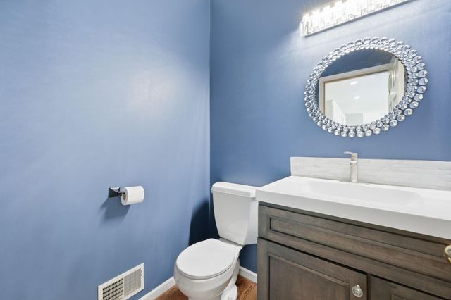 2715 Edgewater Bay, Woodbury, MN 55125