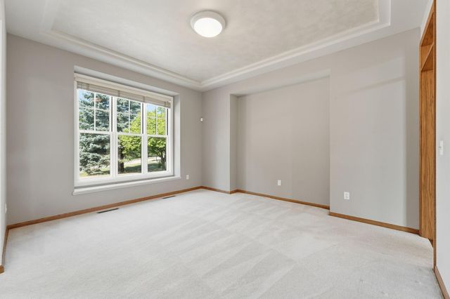 2715 Edgewater Bay, Woodbury, MN 55125