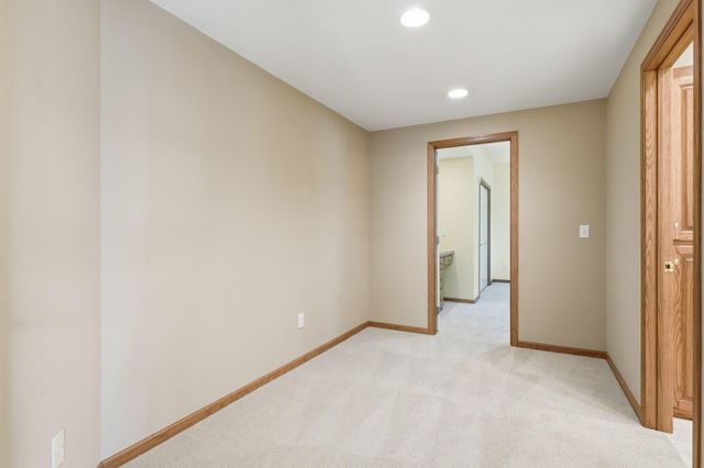 2715 Edgewater Bay, Woodbury, MN 55125