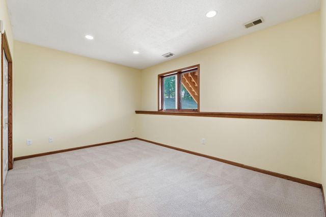 2715 Edgewater Bay, Woodbury, MN 55125