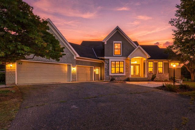2715 Edgewater Bay, Woodbury, MN 55125