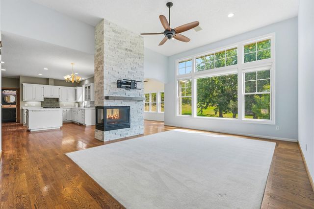2715 Edgewater Bay, Woodbury, MN 55125