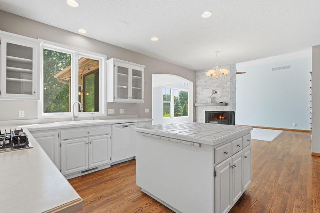 2715 Edgewater Bay, Woodbury, MN 55125